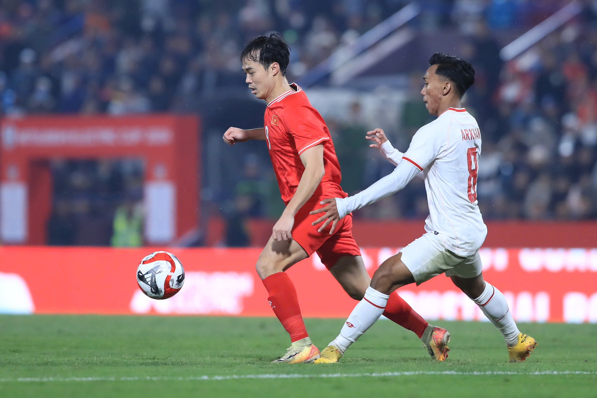 Quang Hải ăn mừng lừng lững khi gi&uacute;p Việt Nam thắng Indonesia, Chu Thanh Huyền rưng rưng nước mắt tr&ecirc;n kh&aacute;n đ&agrave;i- Ảnh 10.