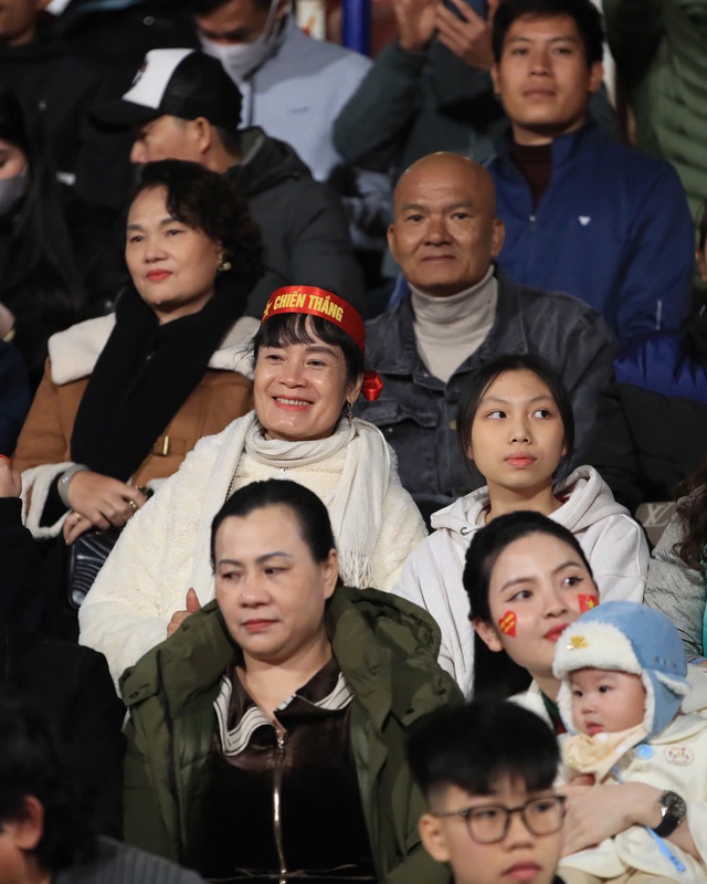 Chu Thanh Huyền bế quý tử đến cổ vũ Quang Hải cùng ĐT Việt Nam đấu Indonesia, nàng WAG chiếm trọn spotlight sân Việt Trì- Ảnh 5. Chu Thanh Huyền bế quý tử đến cổ vũ Quang Hải cùng ĐT Việt Nam đấu Indonesia, nàng WAG chiếm trọn spotlight sân Việt Trì- Ảnh 5.