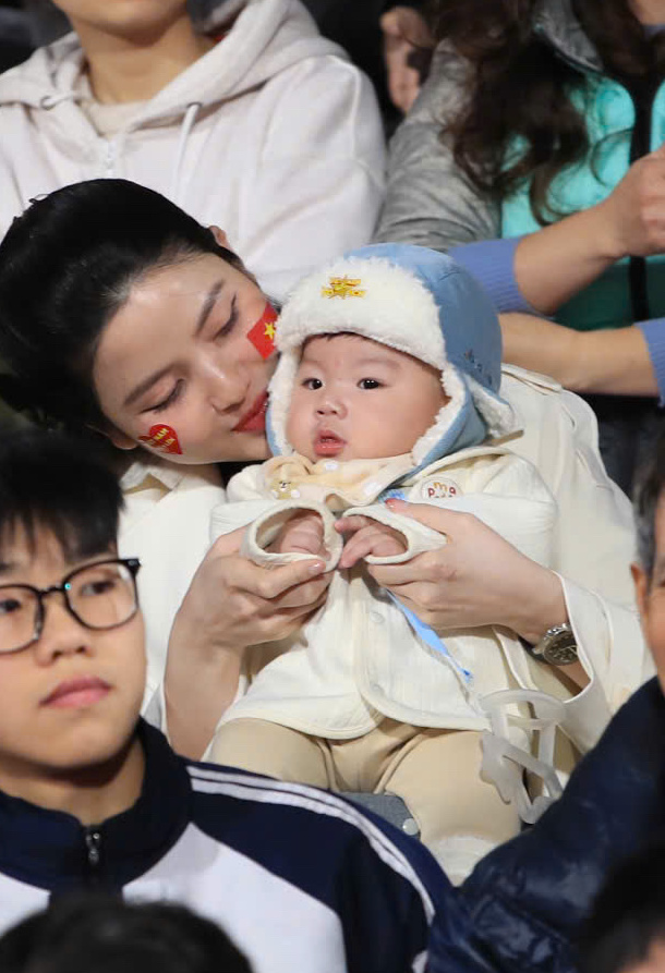Chu Thanh Huyền bế quý tử đến cổ vũ Quang Hải cùng ĐT Việt Nam đấu Indonesia, nàng WAG chiếm trọn spotlight sân Việt Trì- Ảnh 4. Chu Thanh Huyền bế quý tử đến cổ vũ Quang Hải cùng ĐT Việt Nam đấu Indonesia, nàng WAG chiếm trọn spotlight sân Việt Trì- Ảnh 4.