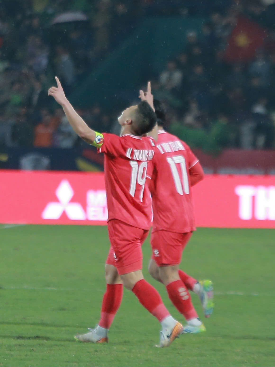 Quang Hải ăn mừng lừng lững khi gi&uacute;p Việt Nam thắng Indonesia, Chu Thanh Huyền rưng rưng nước mắt tr&ecirc;n kh&aacute;n đ&agrave;i- Ảnh 6.