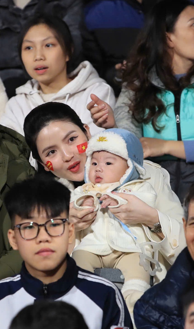 Chu Thanh Huyền bế quý tử đến cổ vũ Quang Hải cùng ĐT Việt Nam đấu Indonesia, nàng WAG chiếm trọn spotlight sân Việt Trì- Ảnh 3. Chu Thanh Huyền bế quý tử đến cổ vũ Quang Hải cùng ĐT Việt Nam đấu Indonesia, nàng WAG chiếm trọn spotlight sân Việt Trì- Ảnh 3.