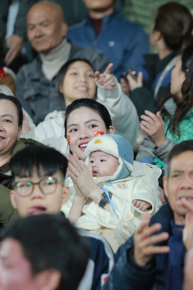 Chu Thanh Huyền bế quý tử đến cổ vũ Quang Hải cùng ĐT Việt Nam đấu Indonesia, nàng WAG chiếm trọn spotlight sân Việt Trì- Ảnh 2. Chu Thanh Huyền bế quý tử đến cổ vũ Quang Hải cùng ĐT Việt Nam đấu Indonesia, nàng WAG chiếm trọn spotlight sân Việt Trì- Ảnh 2.