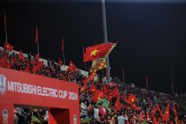 Chu Thanh Huyền bế quý tử đến cổ vũ Quang Hải cùng ĐT Việt Nam đấu Indonesia, nàng WAG chiếm trọn spotlight sân Việt Trì- Ảnh 10. Chu Thanh Huyền bế quý tử đến cổ vũ Quang Hải cùng ĐT Việt Nam đấu Indonesia, nàng WAG chiếm trọn spotlight sân Việt Trì- Ảnh 10.