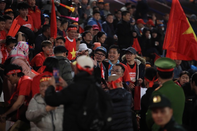 Chu Thanh Huyền bế quý tử đến cổ vũ Quang Hải cùng ĐT Việt Nam đấu Indonesia, nàng WAG chiếm trọn spotlight sân Việt Trì- Ảnh 7. Chu Thanh Huyền bế quý tử đến cổ vũ Quang Hải cùng ĐT Việt Nam đấu Indonesia, nàng WAG chiếm trọn spotlight sân Việt Trì- Ảnh 7.