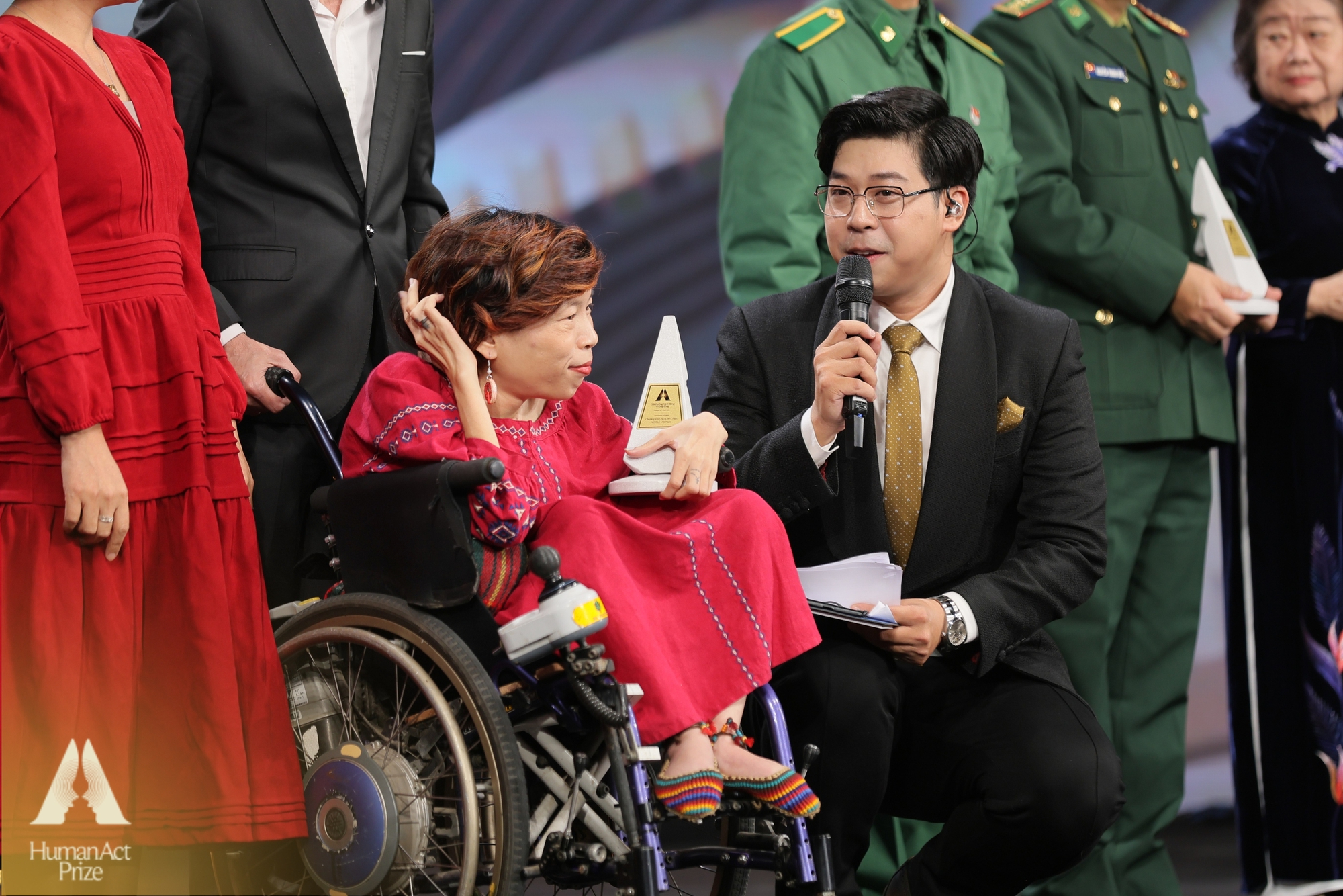 Những khoảnh khắc đầy cảm xúc tại Gala Giải thưởng Hành động vì cộng đồng - Human Act Prize 2024 - Ảnh 11.