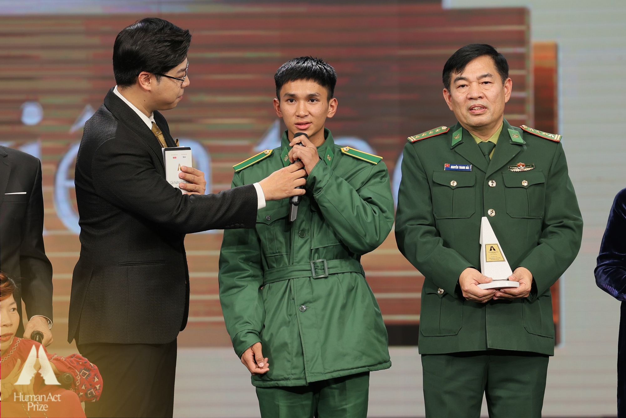 Những khoảnh khắc đầy cảm xúc tại Gala Giải thưởng Hành động vì cộng đồng - Human Act Prize 2024 - Ảnh 13.