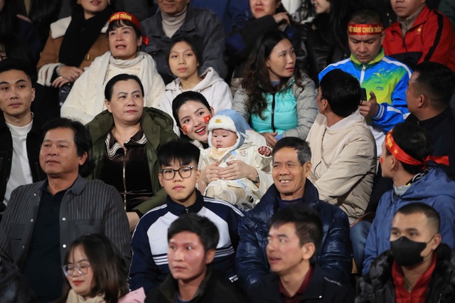 Chu Thanh Huyền bế quý tử đến cổ vũ Quang Hải cùng ĐT Việt Nam đấu Indonesia, nàng WAG chiếm trọn spotlight sân Việt Trì- Ảnh 6. Chu Thanh Huyền bế quý tử đến cổ vũ Quang Hải cùng ĐT Việt Nam đấu Indonesia, nàng WAG chiếm trọn spotlight sân Việt Trì- Ảnh 6.