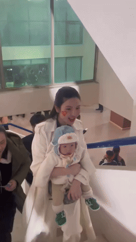 Chu Thanh Huyền bế quý tử đến cổ vũ Quang Hải cùng ĐT Việt Nam đấu Indonesia, nàng WAG chiếm trọn spotlight sân Việt Trì- Ảnh 1. Chu Thanh Huyền bế quý tử đến cổ vũ Quang Hải cùng ĐT Việt Nam đấu Indonesia, nàng WAG chiếm trọn spotlight sân Việt Trì- Ảnh 1.