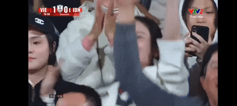 Quang Hải ăn mừng lừng lững khi gi&uacute;p Việt Nam thắng Indonesia, Chu Thanh Huyền rưng rưng nước mắt tr&ecirc;n kh&aacute;n đ&agrave;i- Ảnh 3.