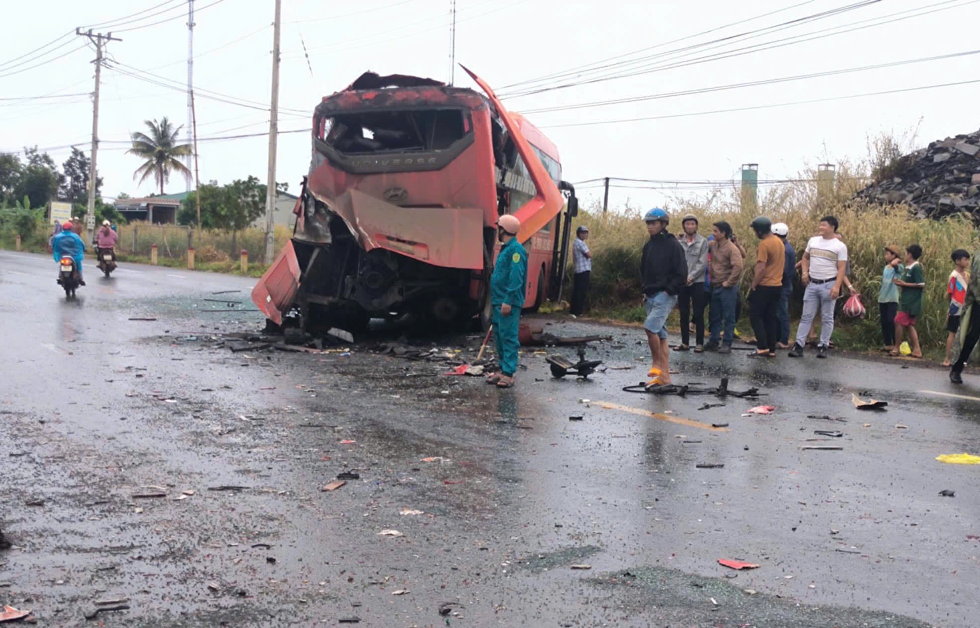 Kinh hãi hiện trường hai xe khách tông nhau trên Quốc lộ 14, 3 người thương vong - Ảnh 1.