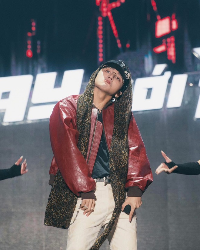 Sơn T&ugrave;ng lại g&acirc;y sốt khi rủ fan dạo x&iacute;ch l&ocirc; Hồ Gươm, nhưng sự thật ph&iacute;a sau g&acirc;y thất vọng!- Ảnh 5.