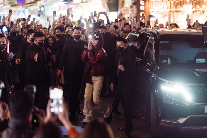 Sơn T&ugrave;ng lại g&acirc;y sốt khi rủ fan dạo x&iacute;ch l&ocirc; Hồ Gươm, nhưng sự thật ph&iacute;a sau g&acirc;y thất vọng!- Ảnh 6.