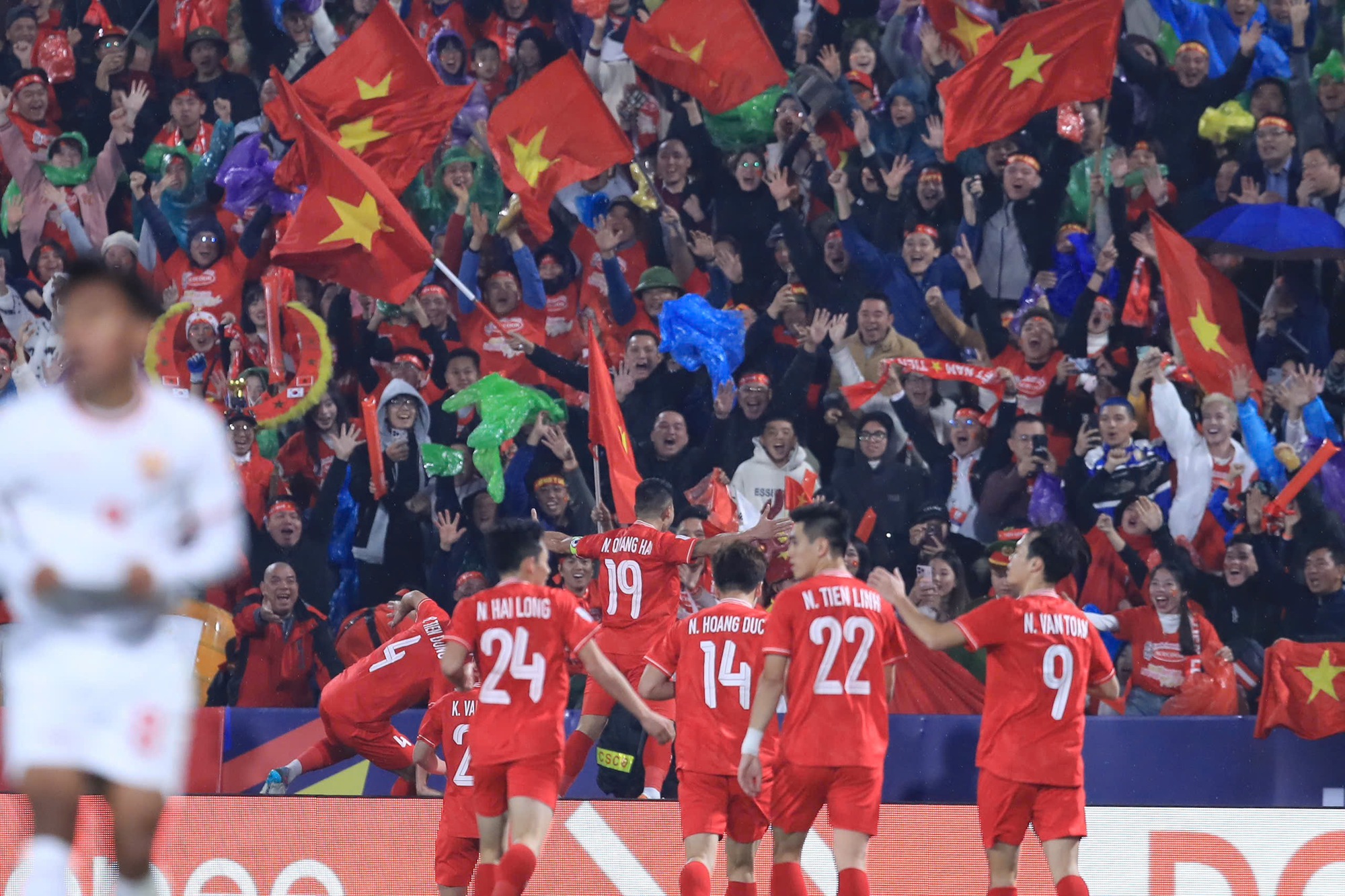 Quang Hải ăn mừng lừng lững khi gi&uacute;p Việt Nam thắng Indonesia, Chu Thanh Huyền rưng rưng nước mắt tr&ecirc;n kh&aacute;n đ&agrave;i- Ảnh 2.