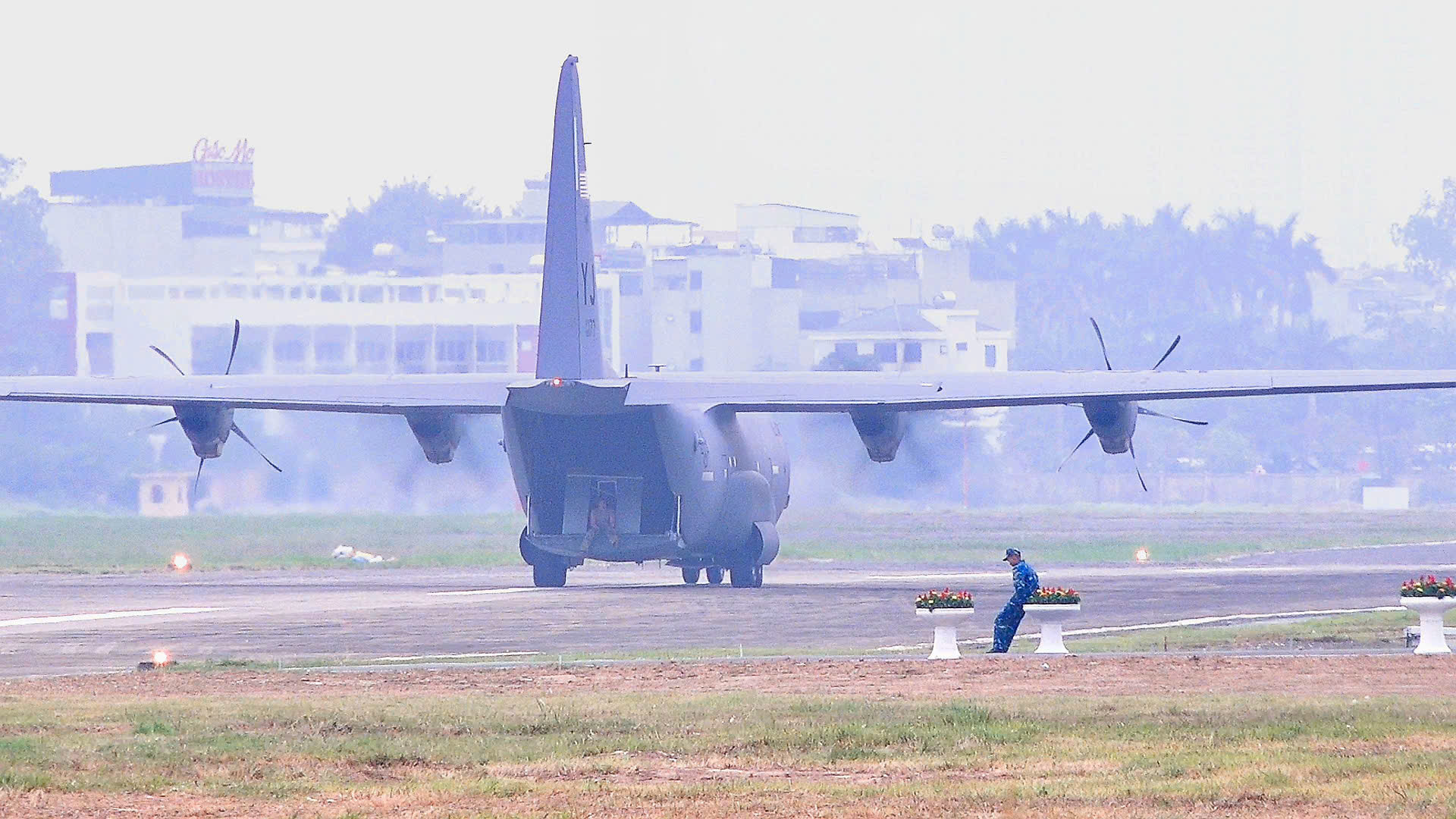 Soi "Ngựa thồ" C-30 và 2 cường kích A10 của không quân Mỹ xuất hiện ở Hà Nội - Ảnh 6.