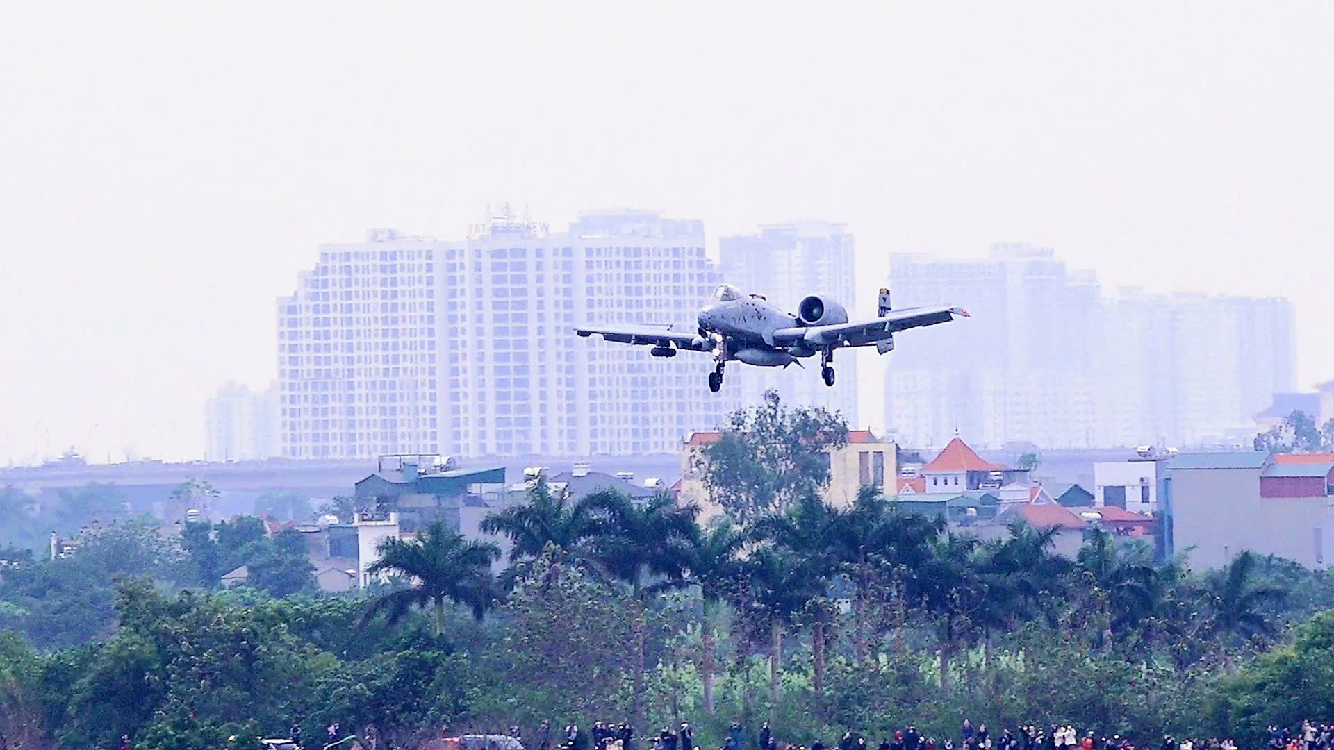 Soi "Ngựa thồ" C-30 và 2 cường kích A10 của không quân Mỹ xuất hiện ở Hà Nội - Ảnh 8.