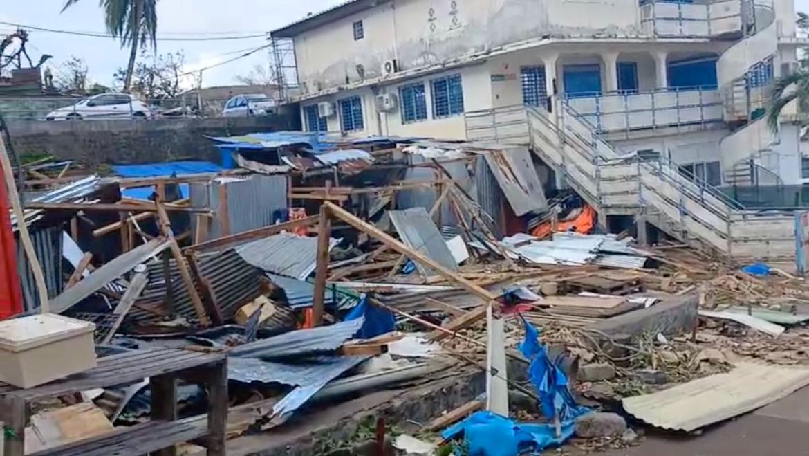 Siêu bão lớn nhất 100 năm đổ bộ, hàng nghìn người có thể đã thiệt mạng trong 1 ngày: “Cảnh tượng như bom nguyên tử vừa rơi xuống”- Ảnh 3.