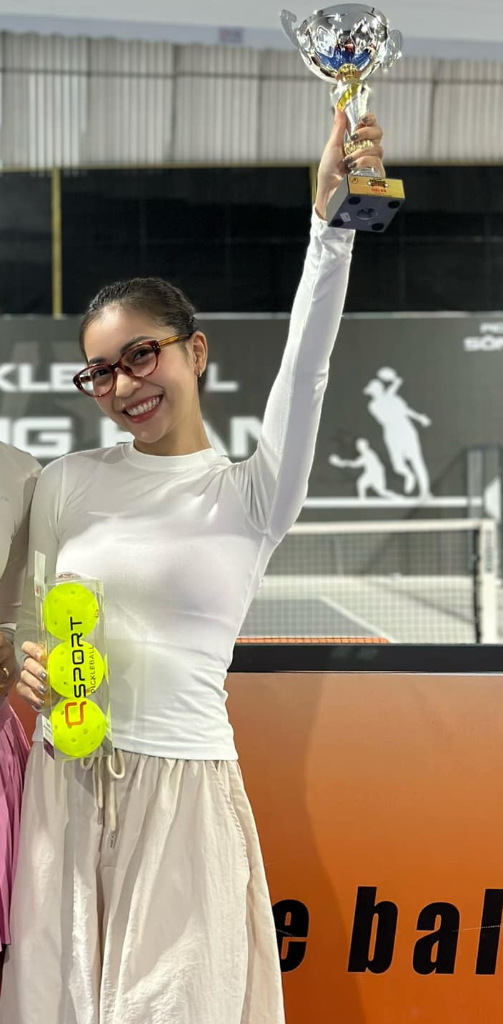 Hot girl từng là "mối tình năm 17 tuổi" nổi tiếng nhất làng bóng đá, hiện tại đam mê pickleball, nhan sắc gây chú ý - Ảnh 1.