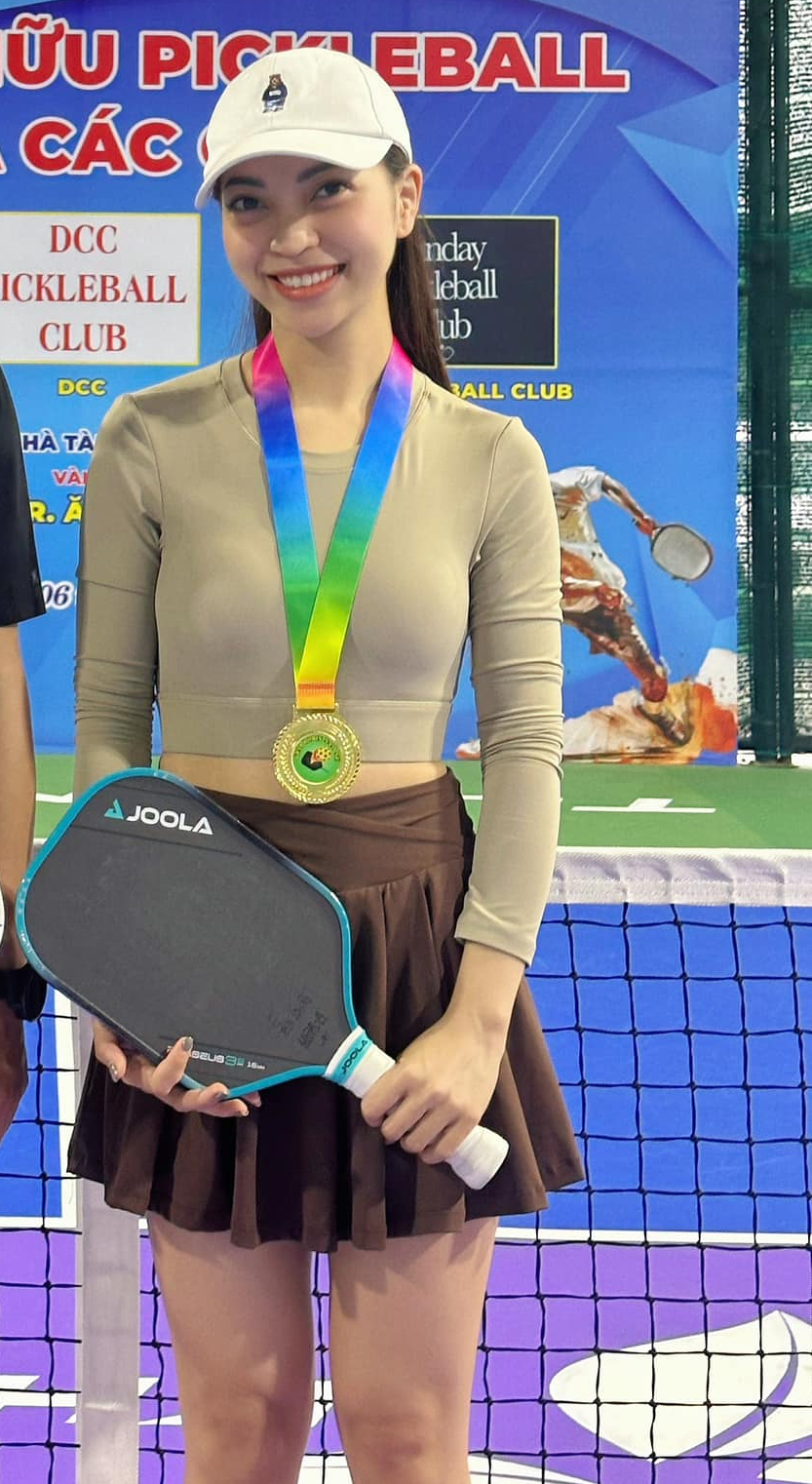 Hot girl từng là "mối tình năm 17 tuổi" nổi tiếng nhất làng bóng đá, hiện tại đam mê pickleball, nhan sắc gây chú ý - Ảnh 2.