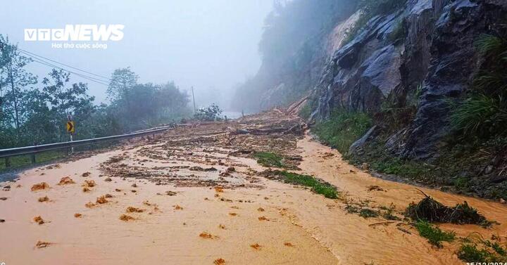 Giải cứu thành công hơn 350 người mắc kẹt do sạt lở đèo Khánh Lê ở Khánh Hòa - Ảnh 3.