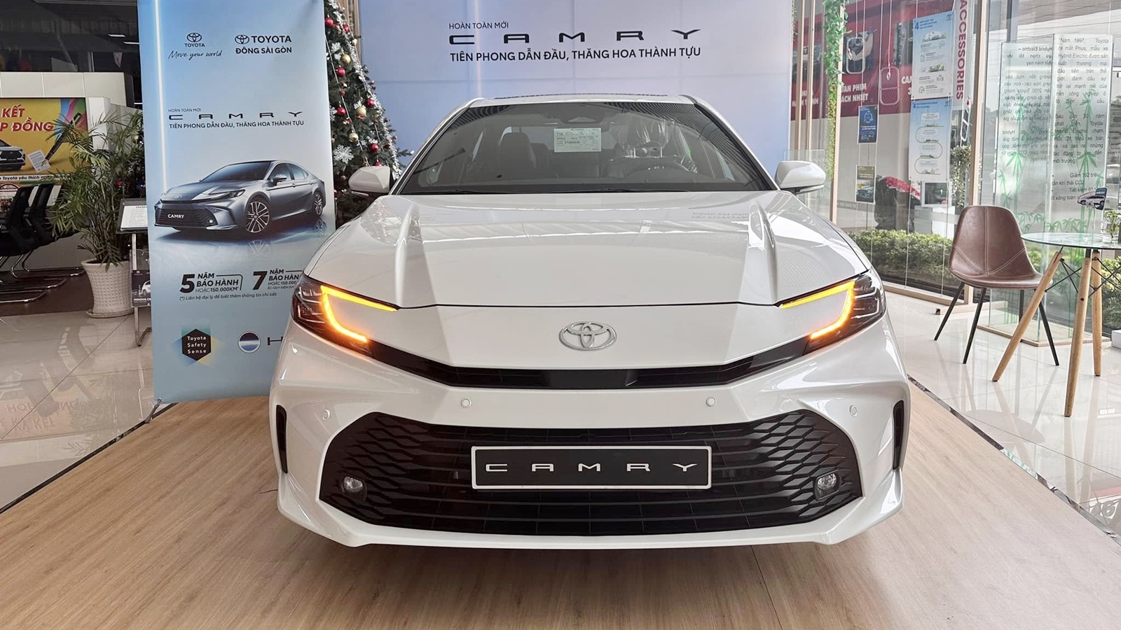 Ảnh thực tế Toyota Camry 2024 bản ‘base’ giá 1,22 tỷ đồng tại đại lý: Nhìn qua gần giống hệt bản cao cấp, khác chút công nghệ - Ảnh 2.