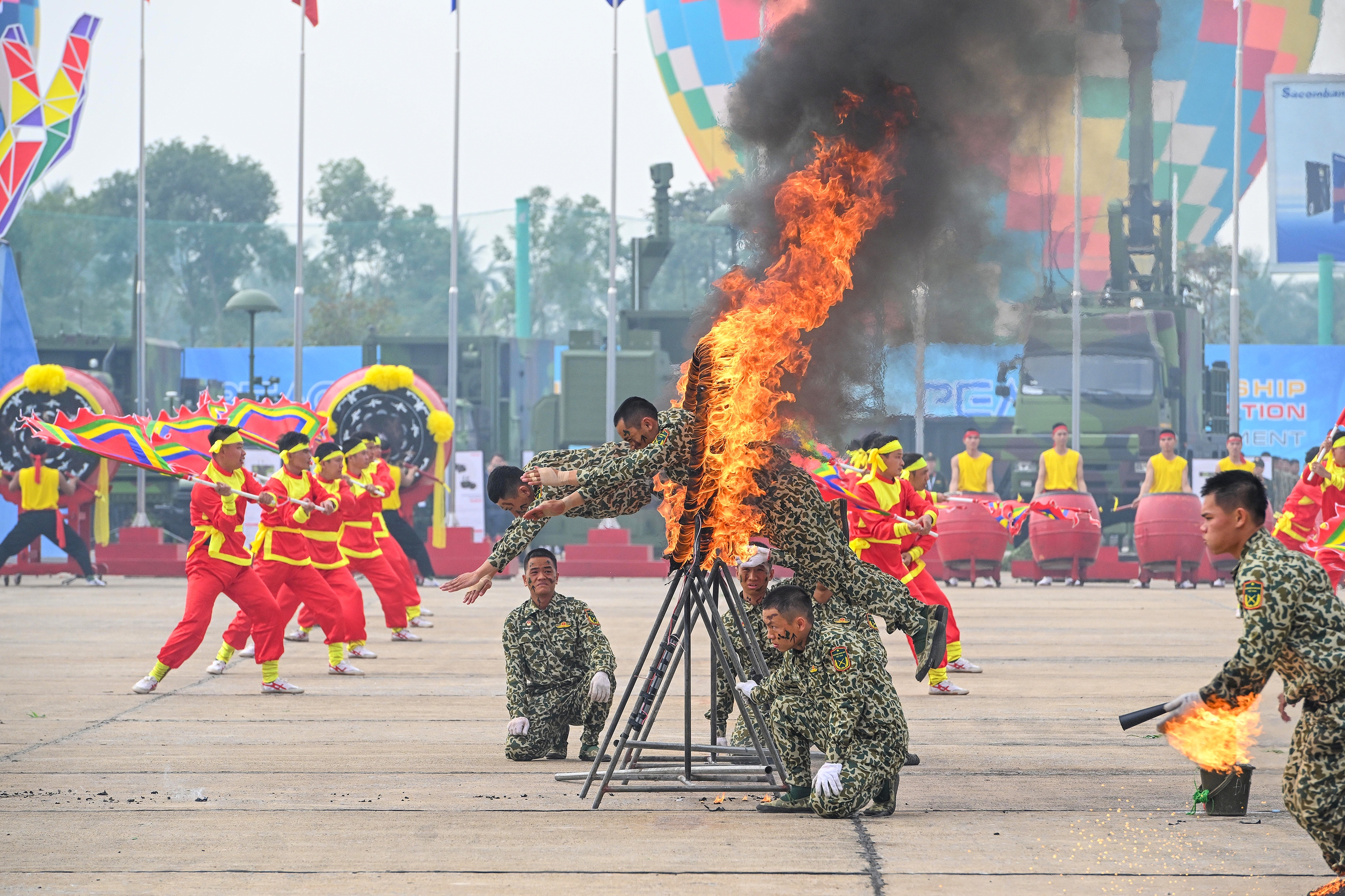 Tổng duyệt Triển lãm Quốc phòng quốc tế Việt Nam 2024: 20 trực thăng, tiêm kích cùng 2.000 người sẵn sàng - Ảnh 10.