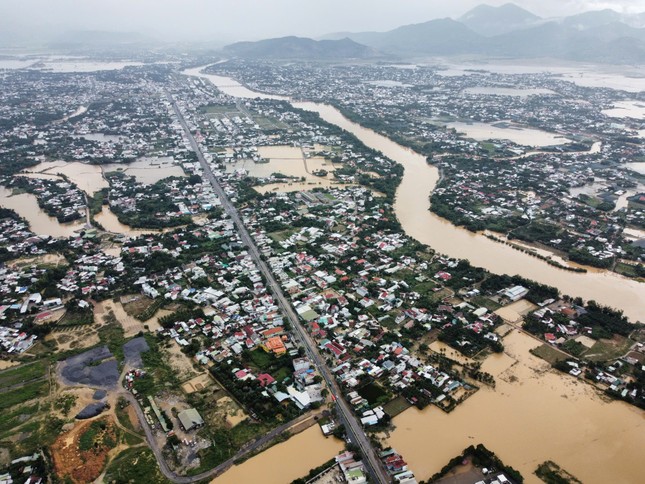 Vì sao tình trạng ngập lụt Nha Trang ngày càng nghiêm trọng và kéo dài - Ảnh 1.