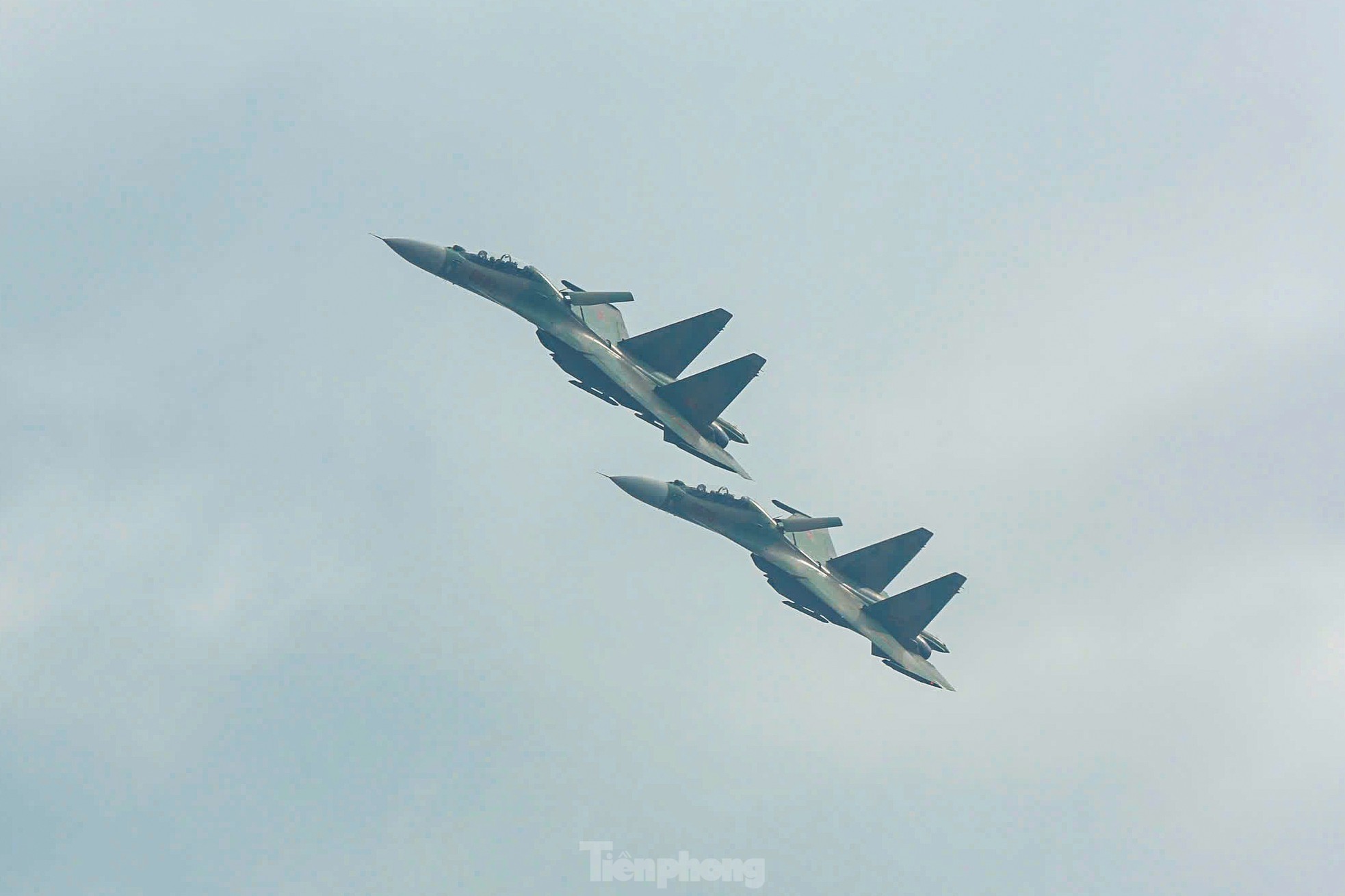 Tiêm kích su - 30 mk2 thả bẫy nhiệt cùng 7 trực thăng biểu diễn tại bầu trời Hà Nội - Ảnh 17.