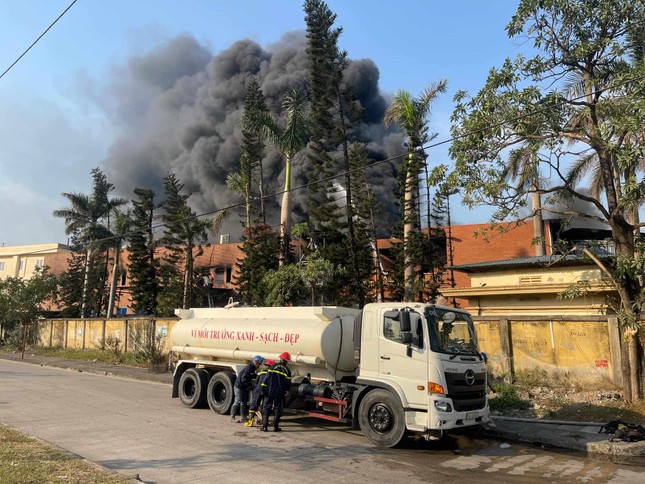 Cháy lớn tại Khu công nghiệp Cái Lân Quảng Ninh gây lo ngại lan rộng - Ảnh 3.