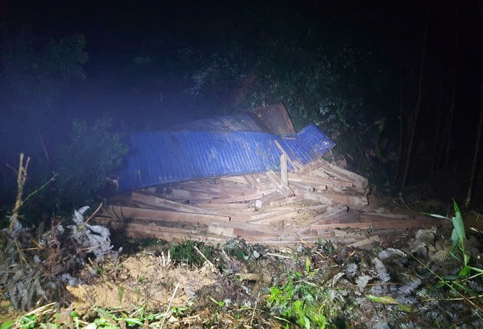 Xe đầu k&eacute;o lật ở đ&egrave;o A Co , t&agrave;i xế tử vong tại chỗ - Ảnh 1.