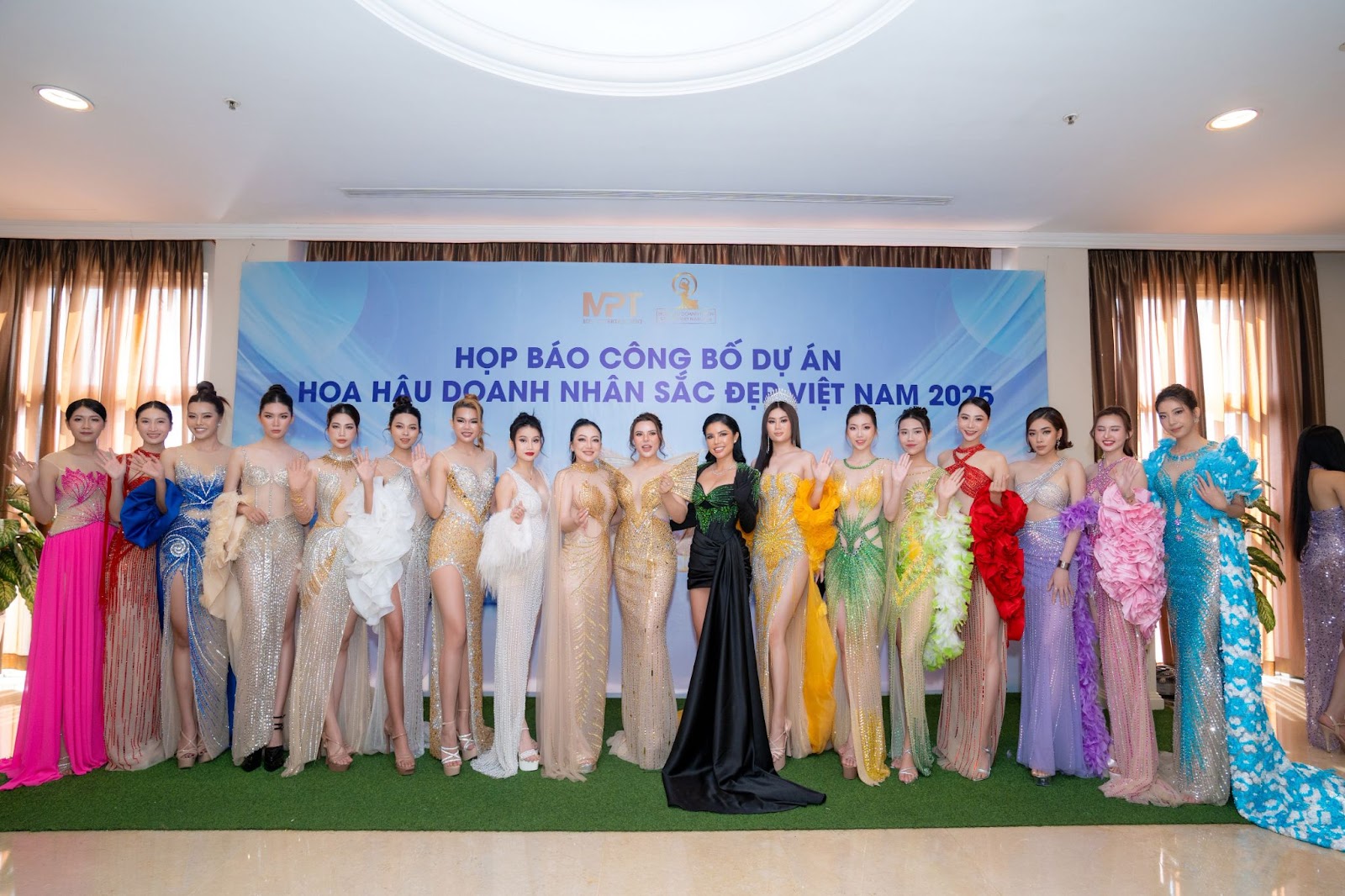 Tân Hoa hậu Doanh nhân Sắc đẹp Việt Nam 2025 nhận vương miện trị giá 2 tỷ đồng- Ảnh 1.