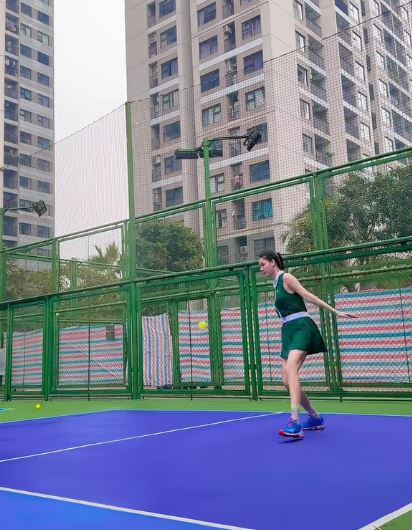 Nữ siêu mẫu rời showbiz, chọn cuộc sống bình dị bên chồng cầu thủ: Ngày chơi pickleball, tối bán hàng- Ảnh 4.