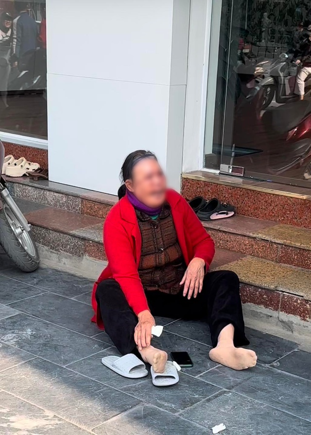 X&ocirc;n xao clip người phụ nữ g&agrave;o kh&oacute;c trước cơ sở thẩm mỹ- Ảnh 1.