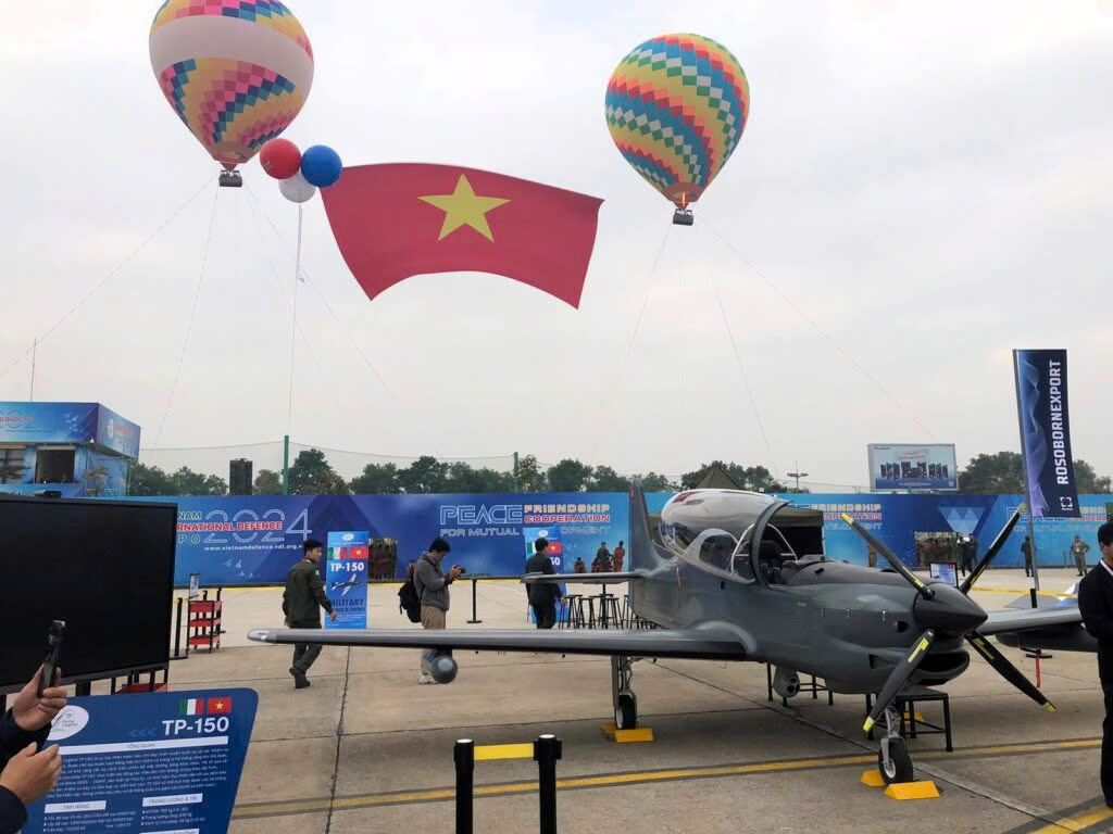 Soi máy bay đầu tiên "Made by Vietnam": Dùng xăng A95, tốc độ 300km/h, bay cao 6,4km, có thể nhào lộn - Ảnh 1.