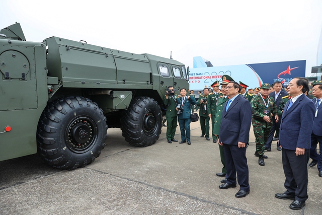 Thủ tướng thăm các gian trưng bày tại Triển lãm Quốc phòng quốc tế Việt Nam 2024- Ảnh 9.