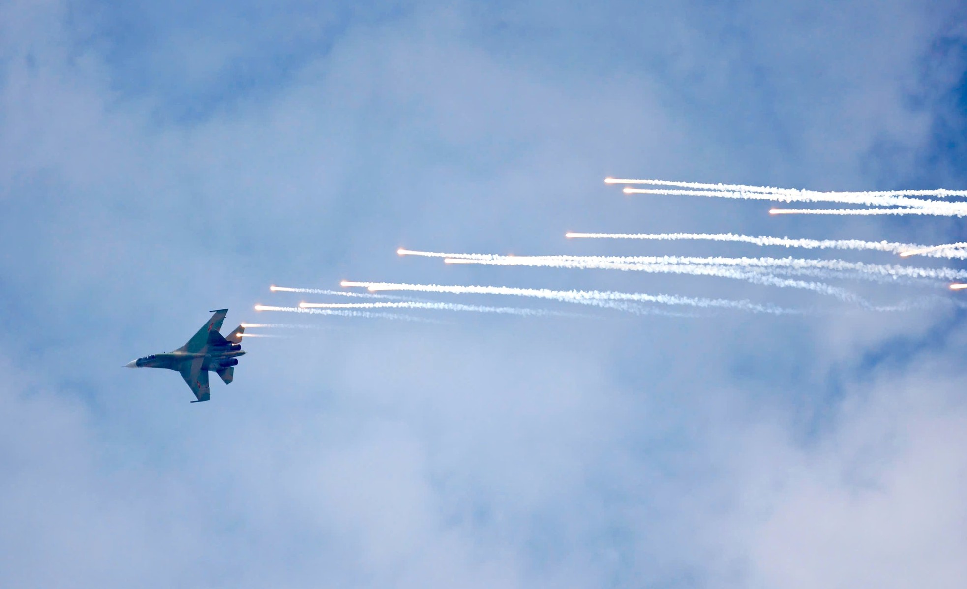 Mãn nhãn với màn nhào lộn của tiêm kích su - 30 MK2 tại Triển lãm Hà Nội - Ảnh 12.