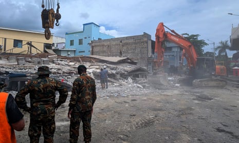 Khoảnh khắc kinh ho&agrave;ng khi động đất mạnh 7,3 độ richter đổ bộ: Mọi thứ bị &ldquo;xới tung&rdquo; trong t&iacute;ch tắc- Ảnh 1.