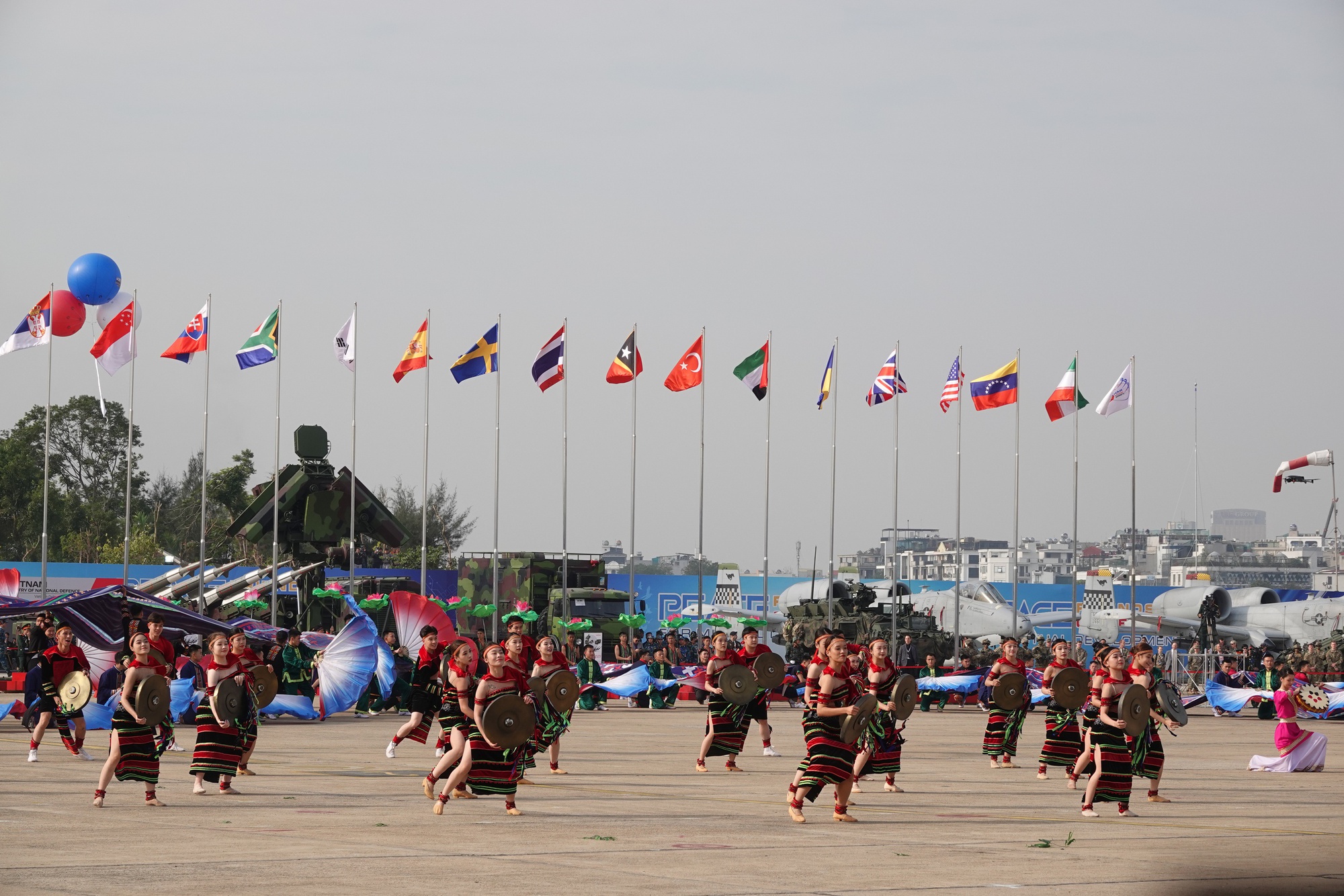 Thủ tướng thăm các gian trưng bày tại Triển lãm Quốc phòng quốc tế Việt Nam 2024- Ảnh 11.