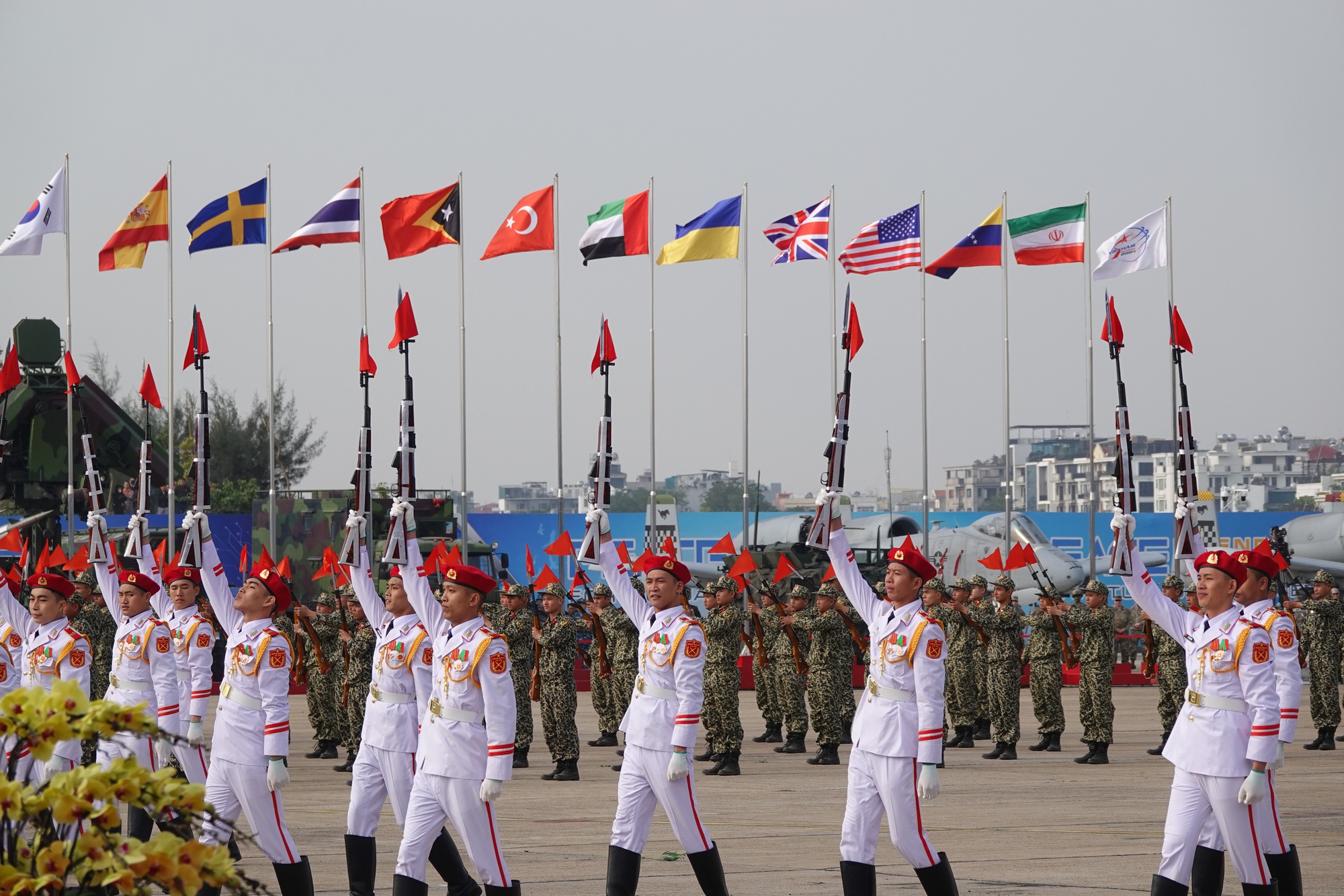 Thủ tướng thăm các gian trưng bày tại Triển lãm Quốc phòng quốc tế Việt Nam 2024- Ảnh 12.