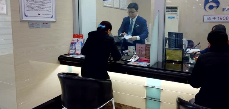 Người phụ nữ gửi tiết kiệm 7 tỷ đồng nhưng đến khi r&uacute;t chỉ c&ograve;n 0 đồng, ng&acirc;n h&agrave;ng khẳng định: &ldquo;Ch&uacute;ng t&ocirc;i kh&ocirc;ng chịu tr&aacute;ch nhiệm&rdquo; - Ảnh 1.