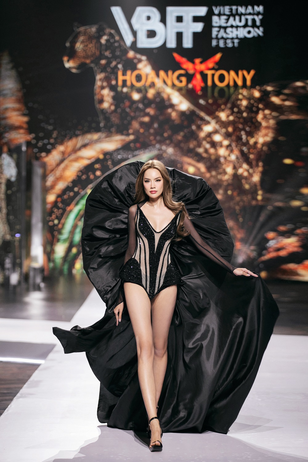 11 hoa hậu, á hậu catwalk chuyên nghiệp trên sàn diễn Vietnam Beauty Fashion Fest lần thứ 10- Ảnh 11.