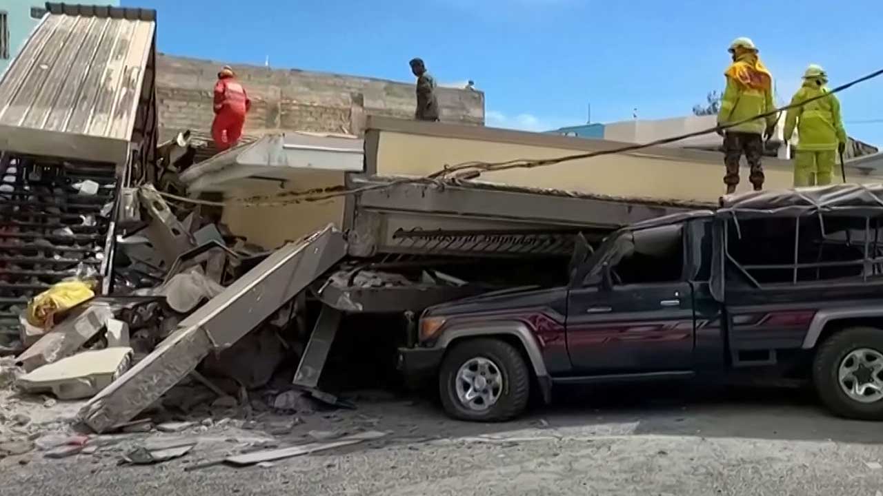 Khoảnh khắc kinh ho&agrave;ng khi động đất mạnh 7,3 độ richter đổ bộ: Mọi thứ bị &ldquo;xới tung&rdquo; trong t&iacute;ch tắc- Ảnh 3.