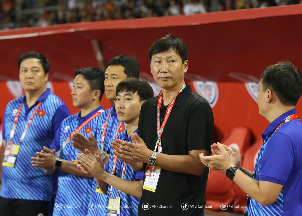 AFF Cup: Tuyển Việt Nam “chết hụt” vì tính sai, nhưng HLV Kim Sang-sik đã tìm ra đường “tái sinh”? - Ảnh 1.