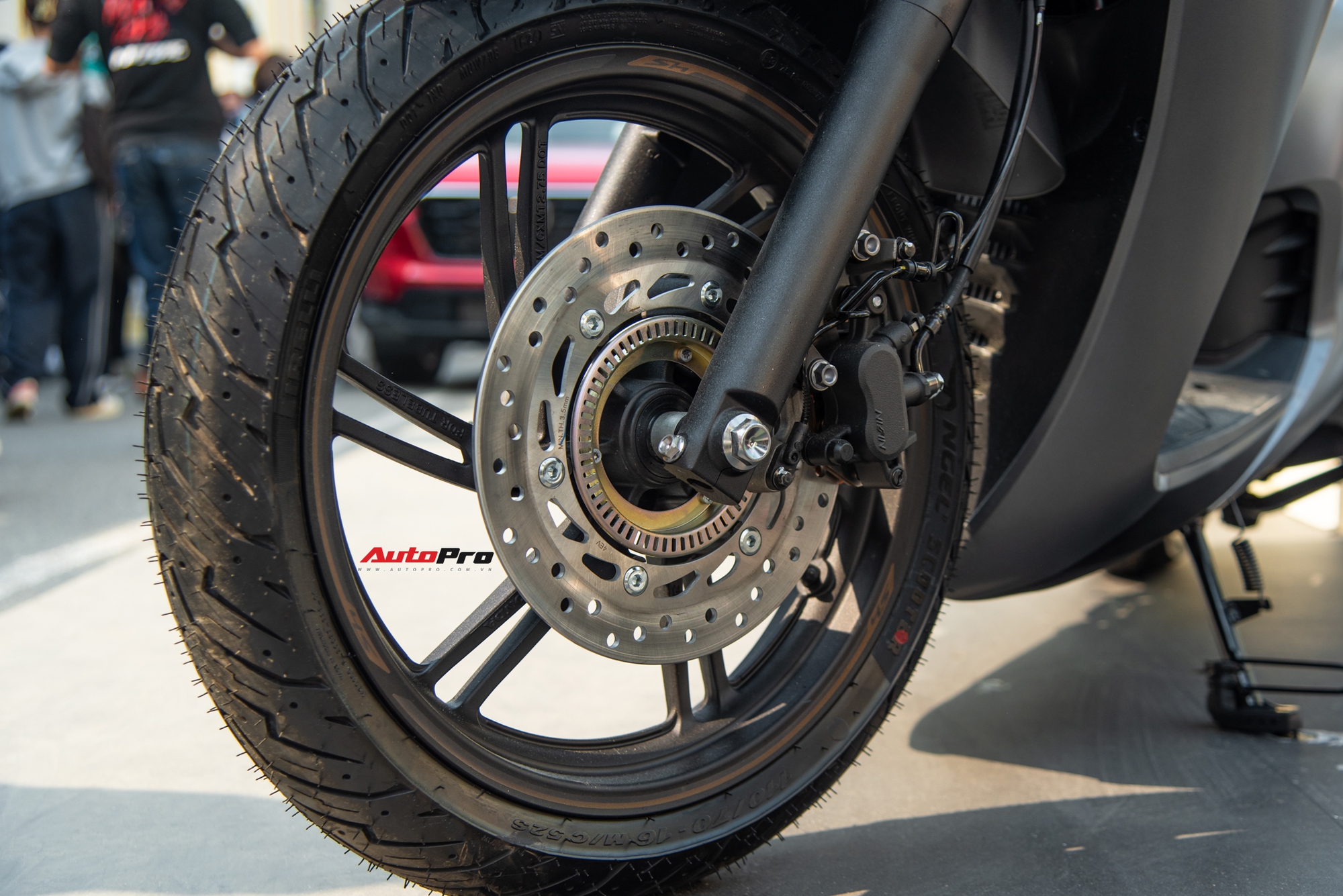 Ảnh thực tế Honda SH 350i 2025 gi&aacute; gần 153 triệu đồng: Thiết kế tinh chỉnh, th&ecirc;m tiện &iacute;ch m&agrave; nhiều người th&iacute;ch- Ảnh 6.