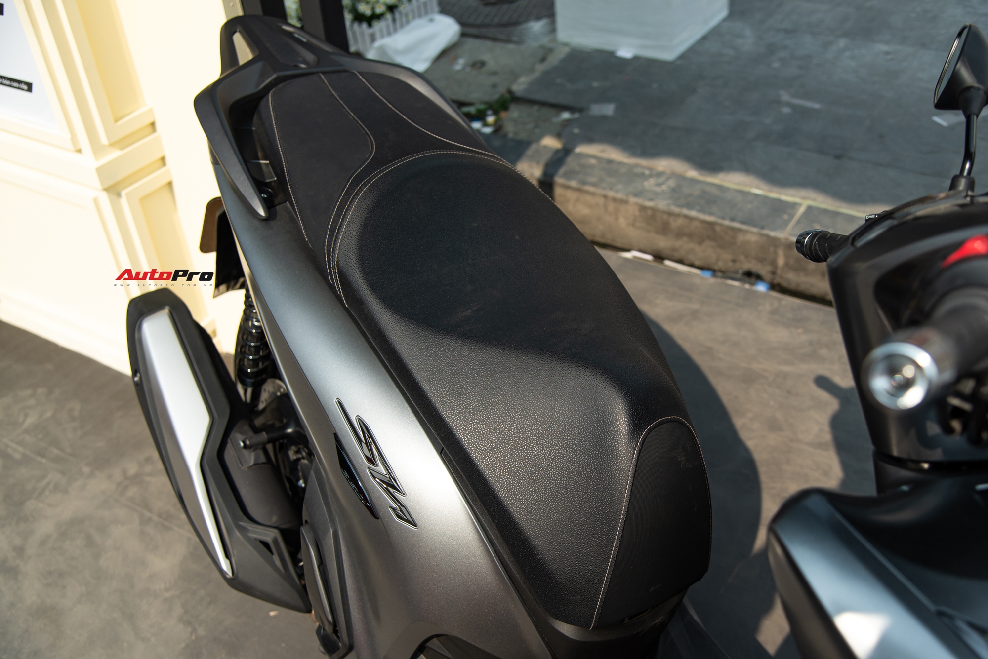 Ảnh thực tế Honda SH 350i 2025 gi&aacute; gần 153 triệu đồng: Thiết kế tinh chỉnh, th&ecirc;m tiện &iacute;ch m&agrave; nhiều người th&iacute;ch- Ảnh 14.