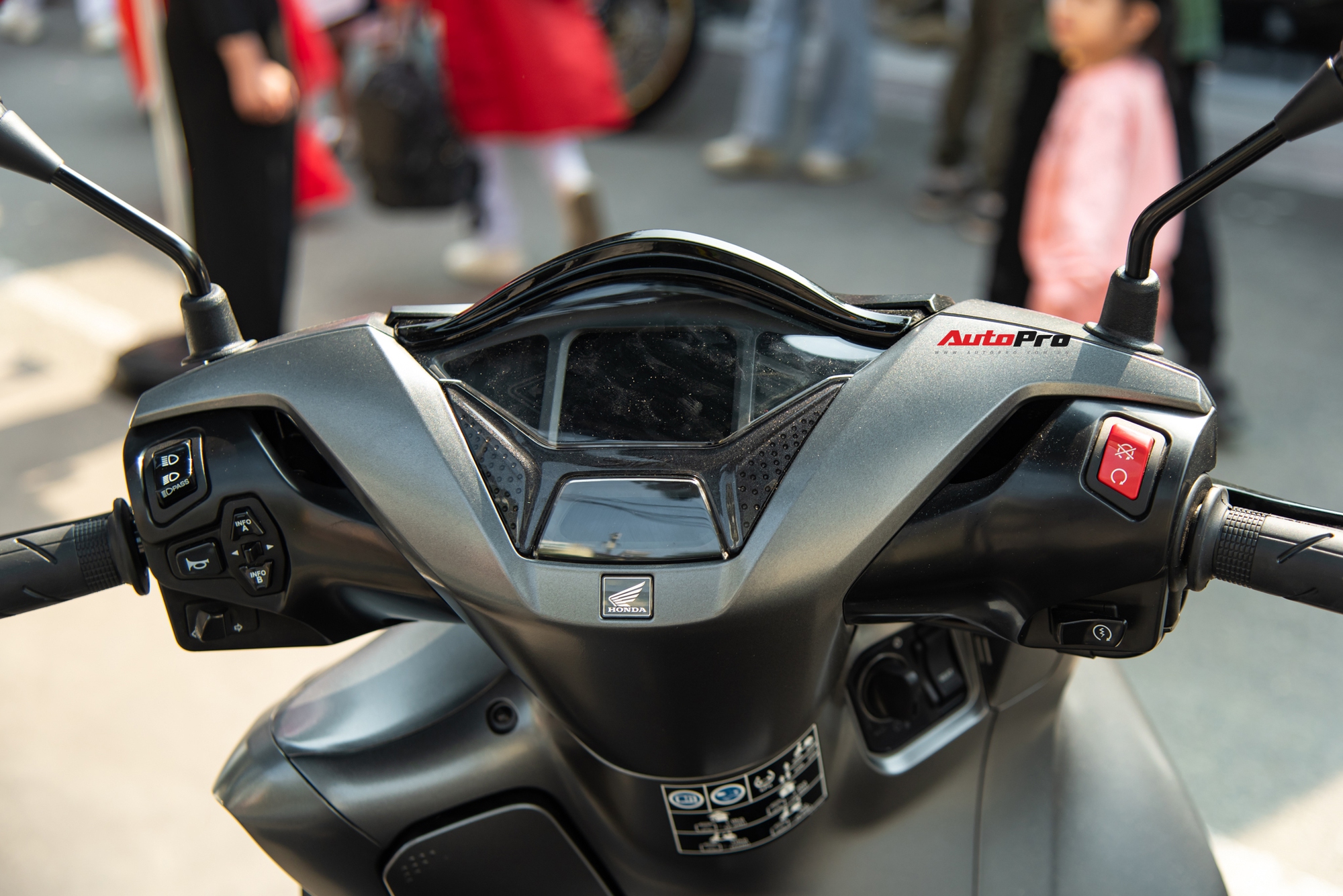 Ảnh thực tế Honda SH 350i 2025 giá gần 153 triệu đồng: Thiết kế tinh chỉnh, thêm tiện ích mà nhiều người thích- Ảnh 9. Ảnh thực tế Honda SH 350i 2025 giá gần 153 triệu đồng: Thiết kế tinh chỉnh, thêm tiện ích mà nhiều người thích- Ảnh 9.