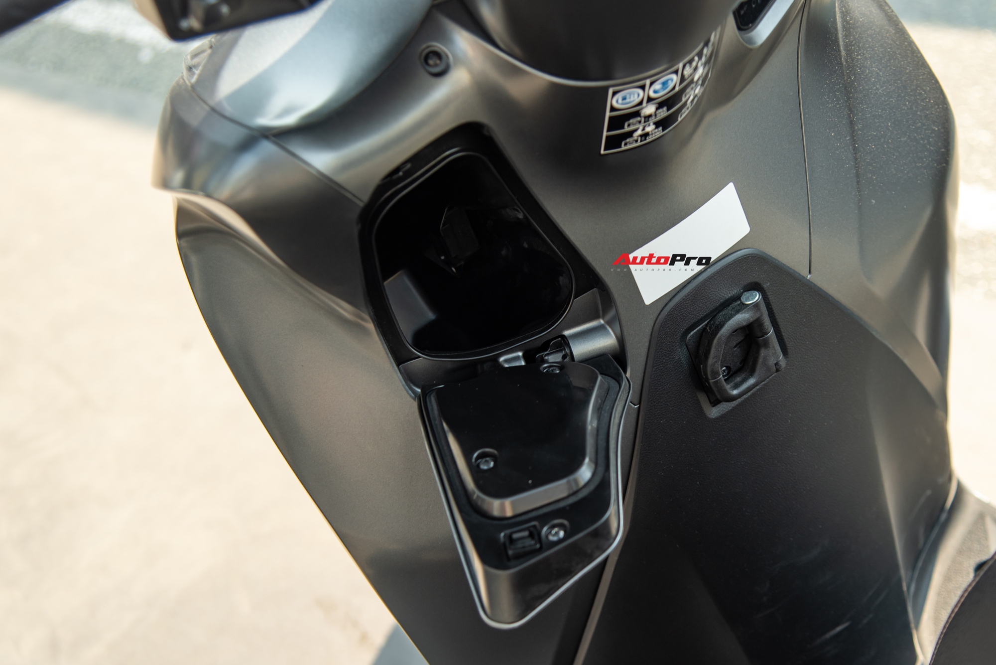 Ảnh thực tế Honda SH 350i 2025 gi&aacute; gần 153 triệu đồng: Thiết kế tinh chỉnh, th&ecirc;m tiện &iacute;ch m&agrave; nhiều người th&iacute;ch- Ảnh 13.