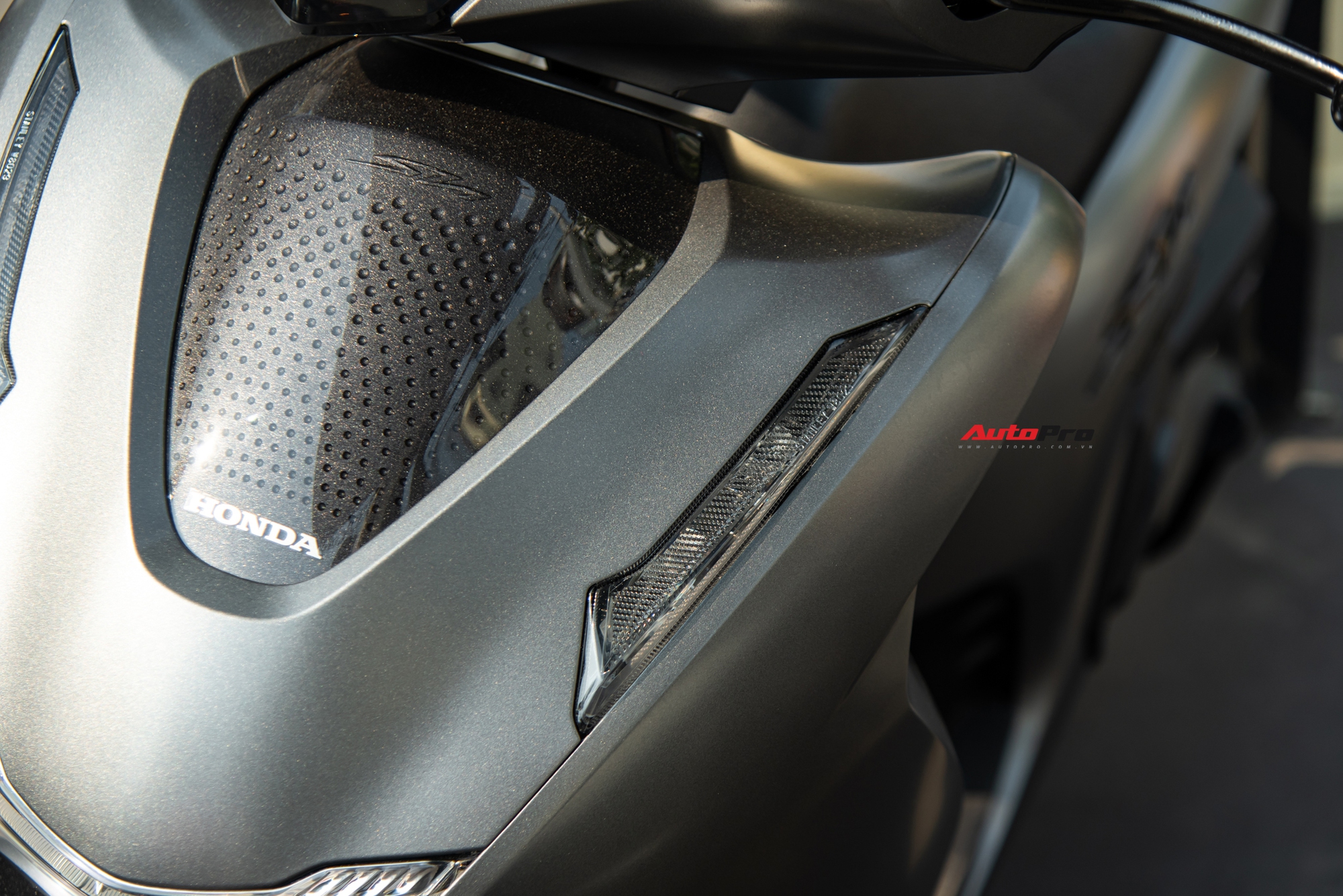 Ảnh thực tế Honda SH 350i 2025 giá gần 153 triệu đồng: Thiết kế tinh chỉnh, thêm tiện ích mà nhiều người thích- Ảnh 4. Ảnh thực tế Honda SH 350i 2025 giá gần 153 triệu đồng: Thiết kế tinh chỉnh, thêm tiện ích mà nhiều người thích- Ảnh 4.