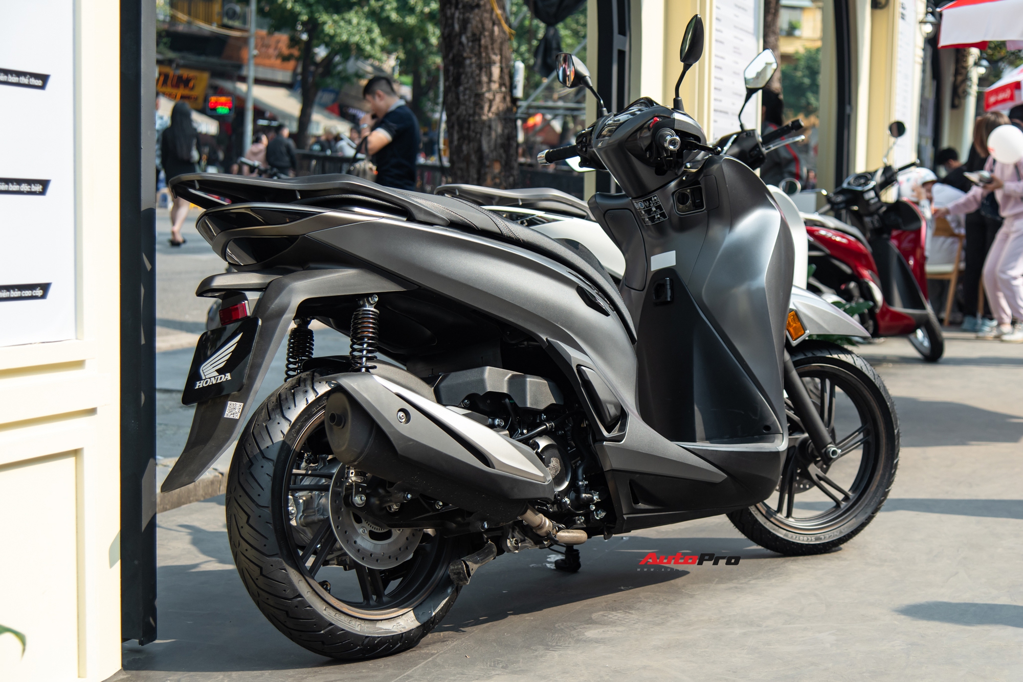 Ảnh thực tế Honda SH 350i 2025 gi&aacute; gần 153 triệu đồng: Thiết kế tinh chỉnh, th&ecirc;m tiện &iacute;ch m&agrave; nhiều người th&iacute;ch- Ảnh 2.