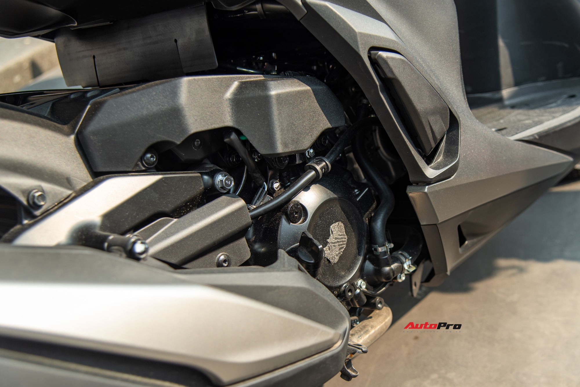 Ảnh thực tế Honda SH 350i 2025 gi&aacute; gần 153 triệu đồng: Thiết kế tinh chỉnh, th&ecirc;m tiện &iacute;ch m&agrave; nhiều người th&iacute;ch- Ảnh 15.