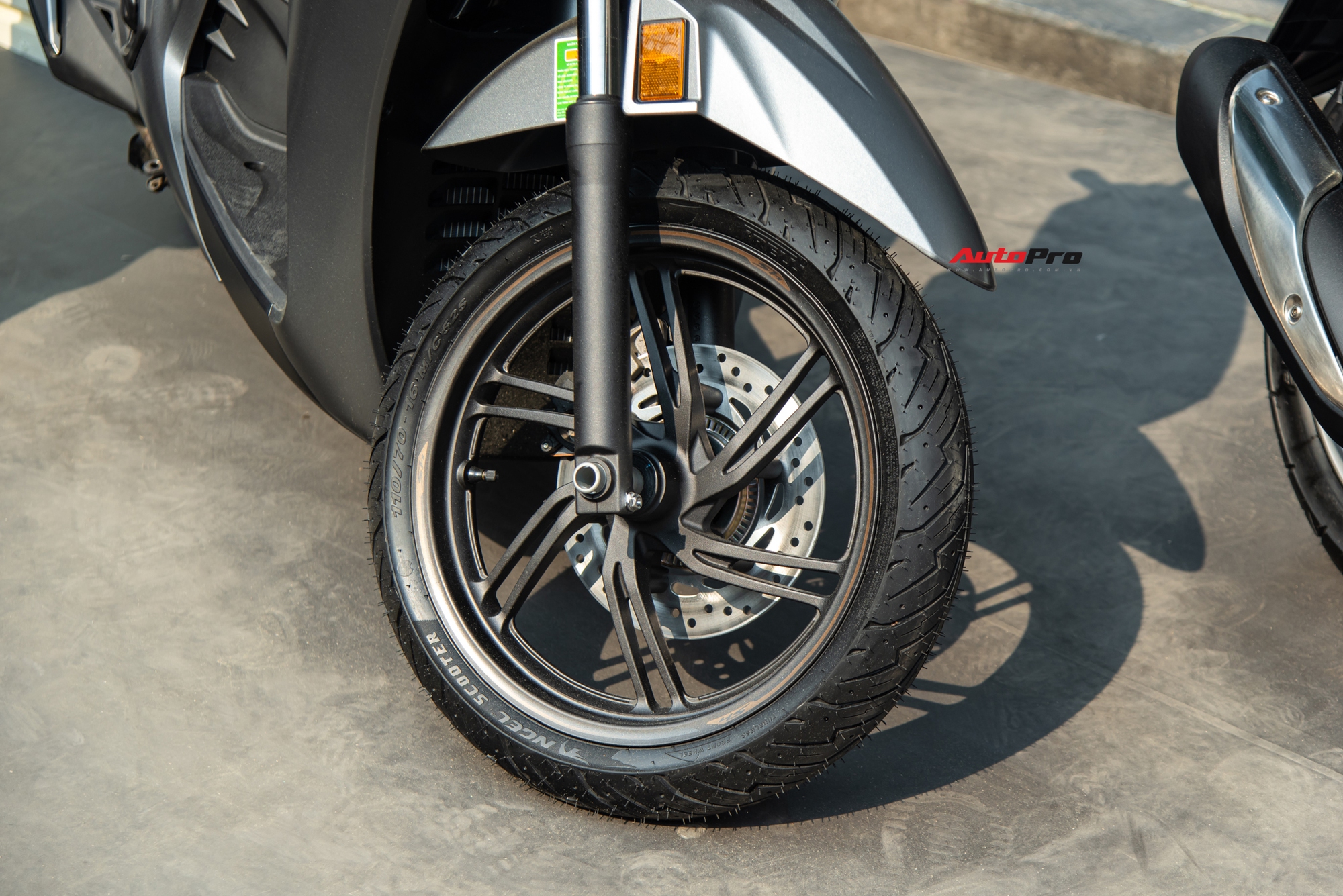 Ảnh thực tế Honda SH 350i 2025 gi&aacute; gần 153 triệu đồng: Thiết kế tinh chỉnh, th&ecirc;m tiện &iacute;ch m&agrave; nhiều người th&iacute;ch- Ảnh 5.